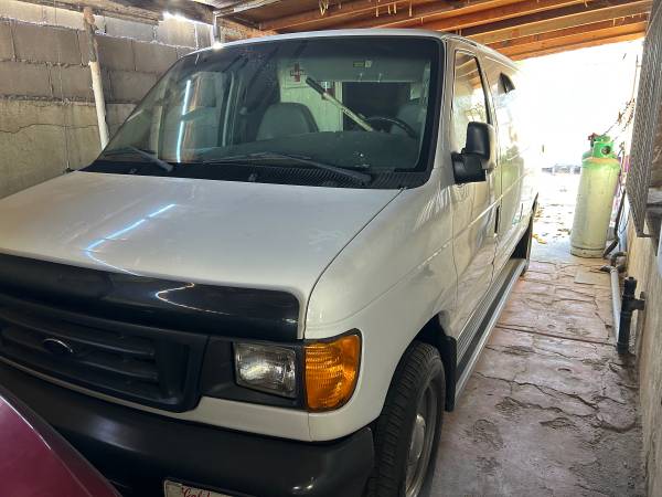 2004 Ford E-150 Econoline 1