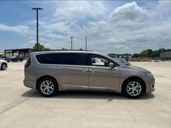 2017 Chrysler Pacifica Touring-L - Financing! - $8,995 (Cash Special!)63617083494659124