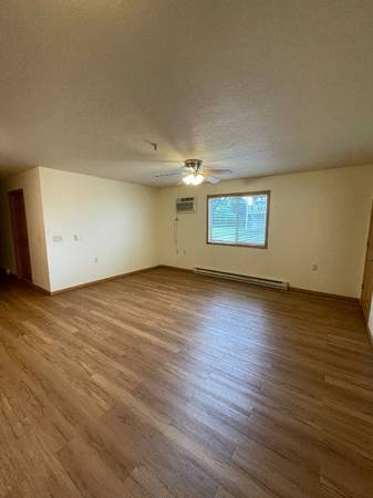 $975 / 2 habitaciones - 800 pies² - 493 E. South Ave. #5 - Disponible 2 habitaciones octubre 2025 (Chippewa Falls, WI)63845958813697121