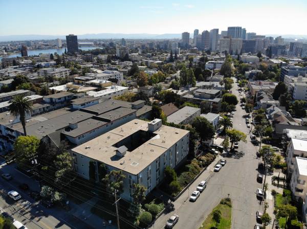 $1,895 / 2br - 720ft2 - Quiet Third Floor Apartment. Remodeled Kitchen (oakland lake merritt / grand)63870648359169123