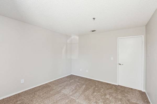$2,250 / 2br - 950ft2 - Clubhouse, Hardwood Flooring, On-Site Maintenance (100 Summerfield Dr, Vacaville, CA)64043836897922124