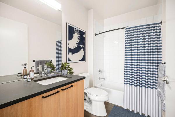 $2,751 / 1br - 754ft2 - Modern Apartment Home near Downtown! (Broadway)63884892935043122
