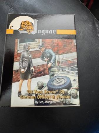 Jaguar Models 1/35 "At Your Service" German Officer & Woman(2 Resin Fi 1