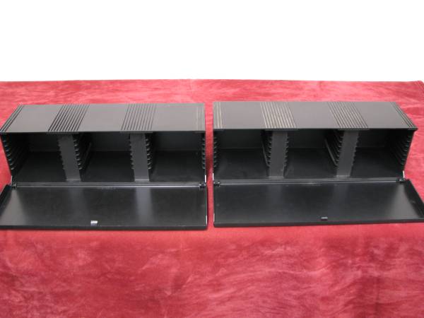 ESTUCHES PARA CD CON PUERTAS ABATIBLES (2) - Cada uno almacena 30 CD - $15 (Oak Lawn)63471434259457121