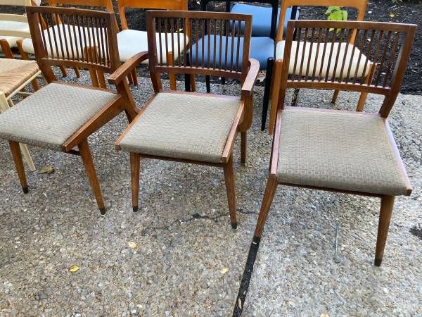 Sillas de madera de nogal de mediados de siglo de Holman Manufacturing Co - $100 (MEMPHIS)62925990635649120