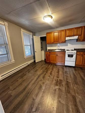 $1,550 Studio Available In Downtown Framigham - Off Street Parking! (Framingham)63863137417601123
