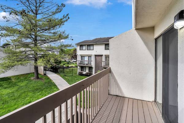 $1,817 / 2br - 810ft2 - Beautifully Landscaped Grounds, Gated Access, Balcony63694482835201123