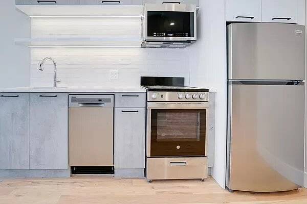 $3,350 / 2br - 🛑Williamsburg🟢Large sunny 2BR Balcony GYM @J/M Train No Fee (Williamsburg/Bushwick)63684728421633123