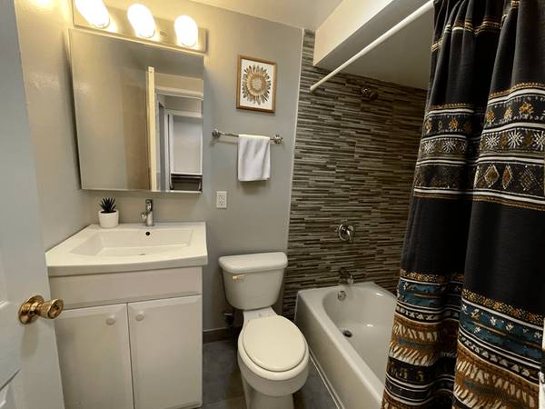 $2,480 / 1br - Updated 1Bedroom With Remodeled Kitchen! Parking available! (Lakeview)63918413420675124