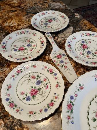 Cake Platter with Four Plates 1