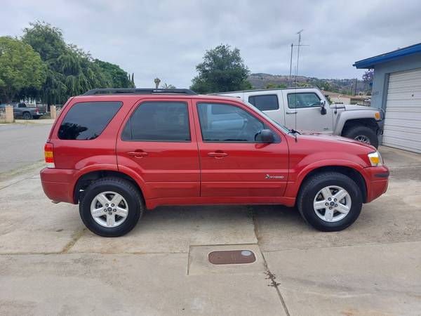 2007 Ford Escape Híbrido 124,000 millas originales 30+ mpg - $4,200 (Santee)63618351726211123