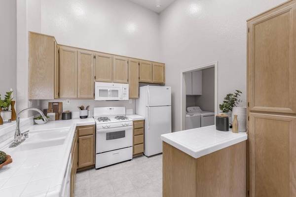 $3,108 / 2br - 1100ft2 - Air Conditioning, Microwave, 2B/2B (9870 Mercy Rd, San Diego, CA)63865930083841120