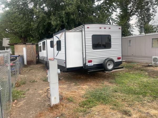 $725 / 2br - 300ft2 - 2015 29 foot pull trailer with two tip outs and a bunk room (Prescott)63697245476995121