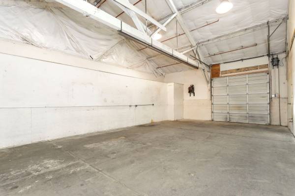 $1,371 / 975ft2 - Industrial Warehouse Flex Space Available - 975 sqft - Inner NE Portla (Portland)64038886088707123