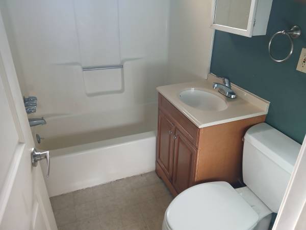 $1,300 / 2br - 664ft2 - Off st townhouse w/ small yard in 3 unit bldg (Santa Cruz)63873333187841124