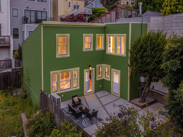 $7,995 / 2br - 1200ft2 - 2BEDS 1.5BATHS STAND ALONE 2 STORY CARRIAGE HOUSE (San Francisco)64000589932802120