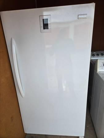 2 REFRIGERATORS FREE! PARTS ONLY 1
