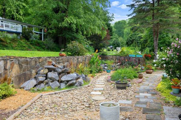 $295,000 / 2br - 1121ft2 - 524 Clear Creek Road (Burnsville)64029212614274123