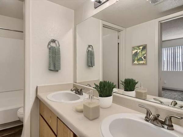 $1,395 / 2br - 868ft2 - Refrigerator with freezer, Garbage disposal, 2 Laundry Facilities64024999863427122