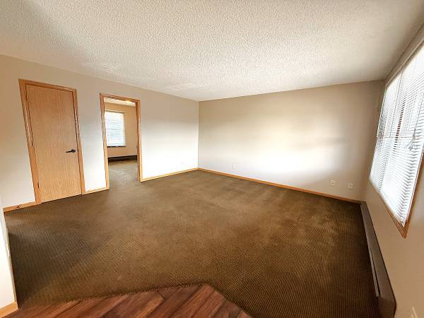 $845 / 2br - 650ft2 - 🏢 2BR / 1BA Upper Unit in Eau Claire, WI — Pet Friendly (Cats Only) (Eau Claire, WI)63845959107841122
