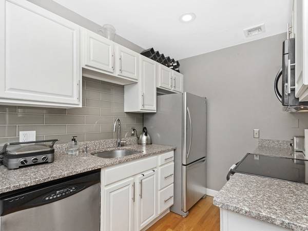 $2,750 / 2br - Beautiful 2 bed in Chelsea w/ laundry in unit and parking!!63802072716289121