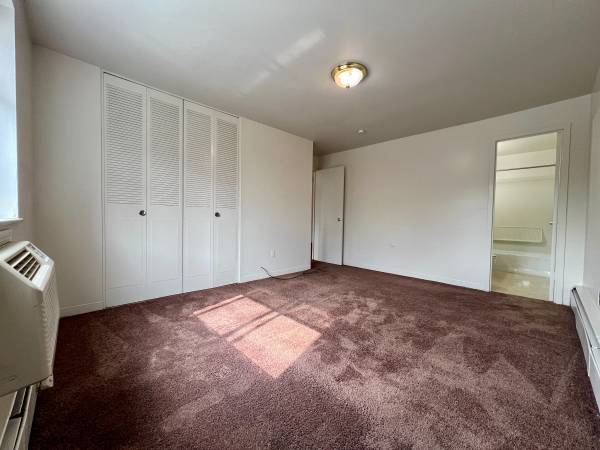 $935 / 1br - Fantastic One Bedroom in Greentree! Off-Street Parking, A/C & More! (Greentree / Oakwood / Crafton /)64013364214531124