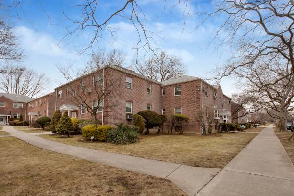 $239,000 / 3br - Rarely Available True 3 Bedroom Co-op Garden Unit! (Howard Beach)64033635540482121