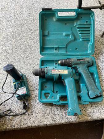 2 Mikata drills with 3 battries with charger. 1