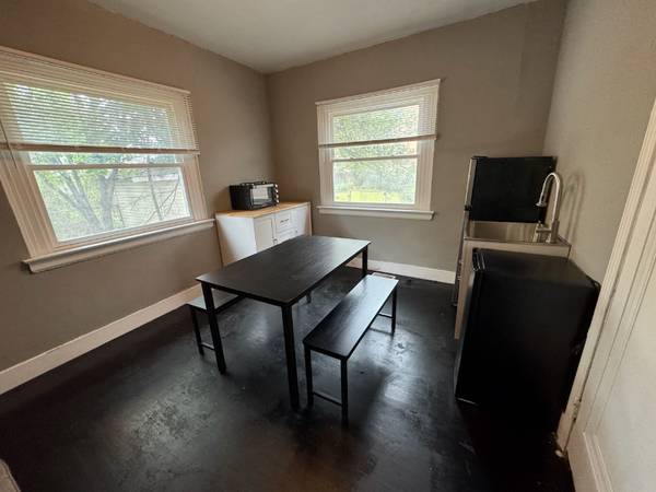 $1400.00 / 2br - 950ft2 - Spacious 2-Bedroom Apartment - Kitchenette - Digital Lock - Utilities64018939981697124