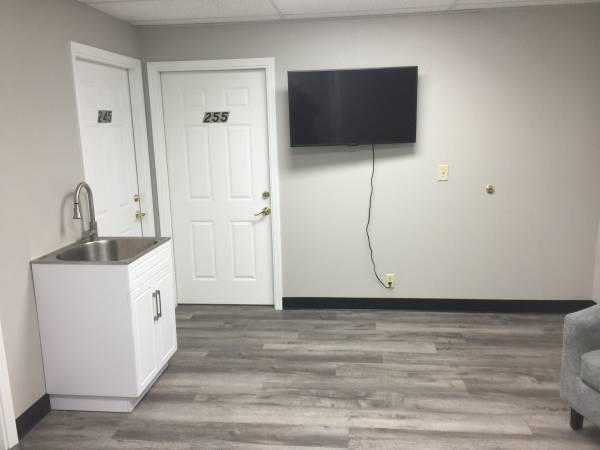 $400 / 165ft2 - COSMETOLOGIST & ART STUDIO FREE RENT UNTIL 2026 (HISTORIC DOWNTOWN GRESHAM)63914971789698123