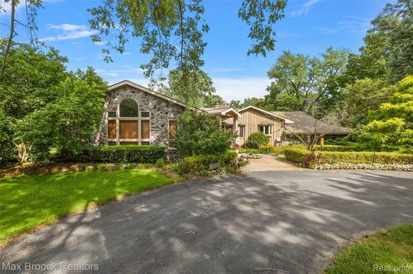 You've got to see this! Home in Bloomfield Charter Township. 4 Beds, 4 Baths 1