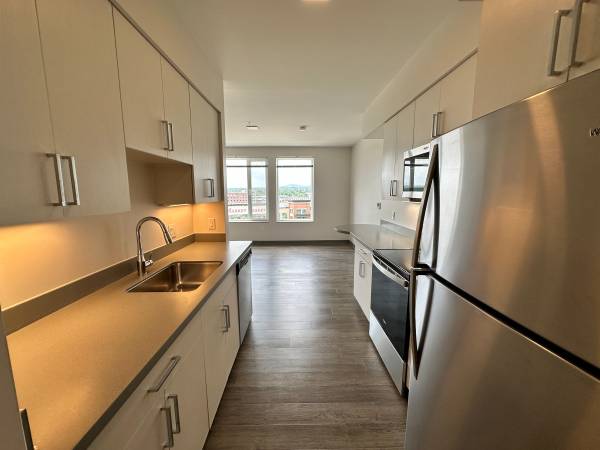 $1,983 / 431ft2 - SPECIAL: 2 MONTHS FREE - Luxury Studio w/ in-home laundry (Elm St., Manchester)63656244848899123