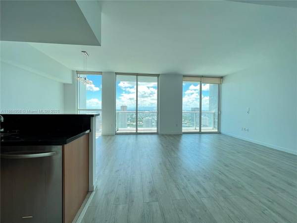 $3,900 / 2br - 1293ft2 - Impressive & Spacious 2bd with Multiple Terraces! (Vizcayne - Downtown)64001847463811121