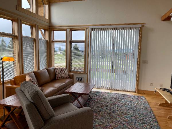 $1850.00 / 1br - 825ft2 - Little Lazy Bzzz Cabin63656975300225121