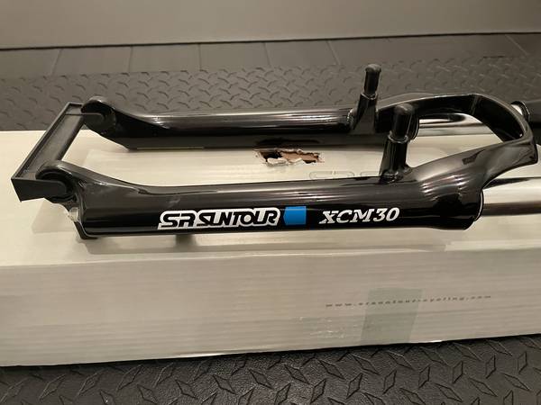 SR Suntour XCM30 Suspension Fork for 26" MTB Wheel 1