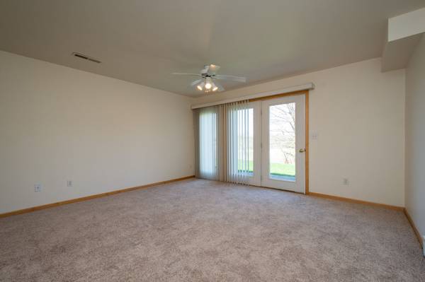 $2,500 / 4br - 2064ft2 - AVAILABLE NOW-LARGE 4BR TOWN HOME IN CORALVILLE (8 Redtail Ct, Coralville, IA)63897405072003124