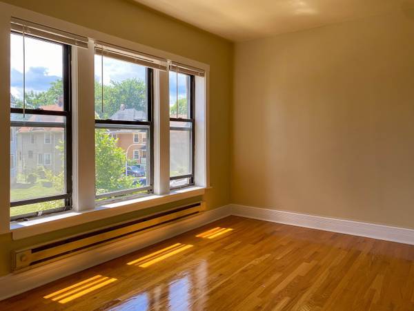 $1,700 / 2br - Apartment $1,700 / 2 Bedrooms 1 Bath - Race & Waller63898602242690123
