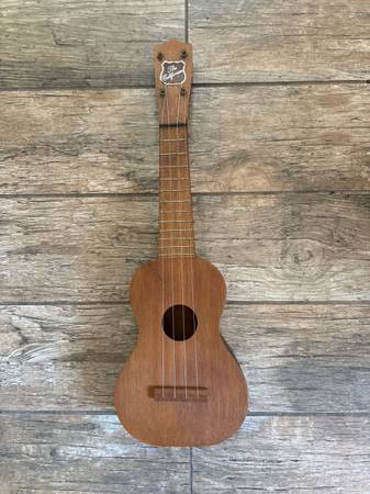 Vintage “The Californian” Ukulele 1