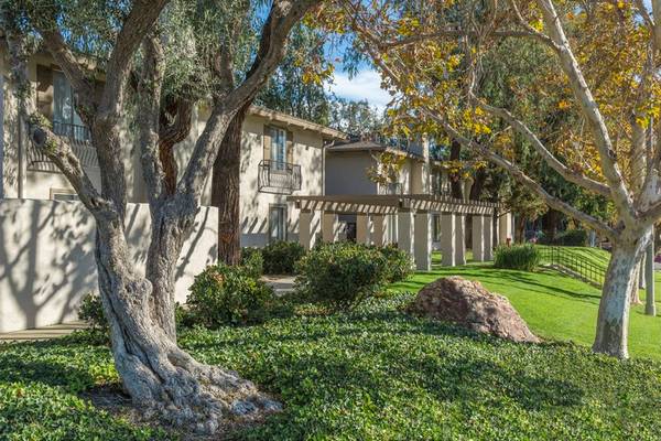 $3,220 / 3br - 1176ft2 - Estacionamiento Cubierto Reservado con Gabinete de Almacenamiento, Sin Depósito por Mascotas (10108 Calle Marinero, Spring Valley, CA)63657310105985122
