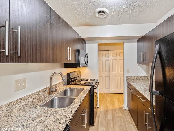 $1,099 / 2br - 860ft2 - All New Energy Efficient Appliances, Courtyard, 2 BD (1344 Carriage Hill Ln, Hamilton, OH)63685943957377124