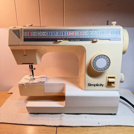 Portable Simplicity 4700 sewing machine . Serviced .  AL25 1