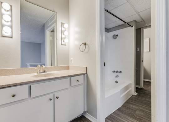 $1,900 / 2br - 1374ft2 - Ventilador de techo, Lavandería, Alquileres a corto plazo disponibles (613 Clearwood Drive, Richardson, TX)63846411481859122