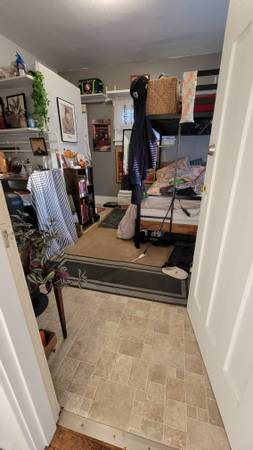 $750 / 210ft2 - Compañero de cuarto en West Seattle, ¡debe amar gallinas! Suite de 1 dormitorio, baño privado. (West Seattle Junction)63814761273731120