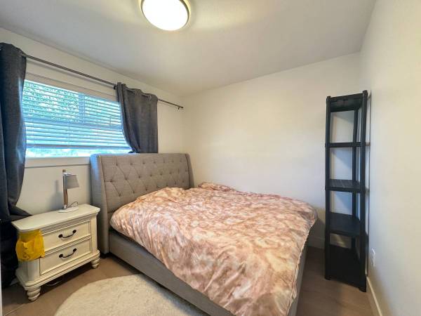 Comfortable 2BR room right off the L with private workspace

$750

                        Brooklyn