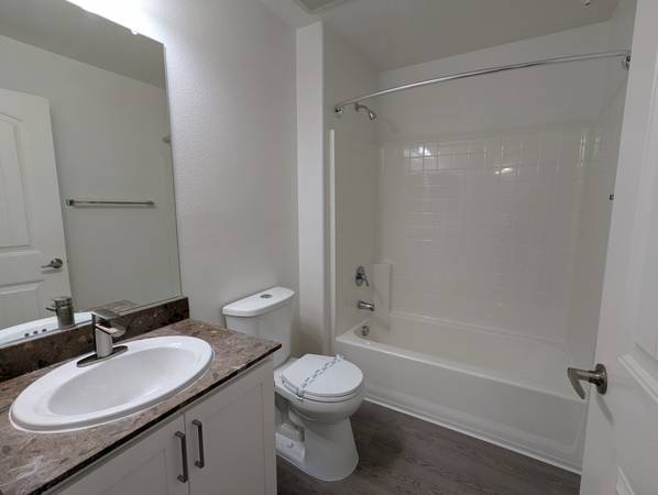 $2,071 / 2br - 1199ft2 - Fall in Reno is pure magic, cozy up in our spacious cottage! (Reno)63682273116163124