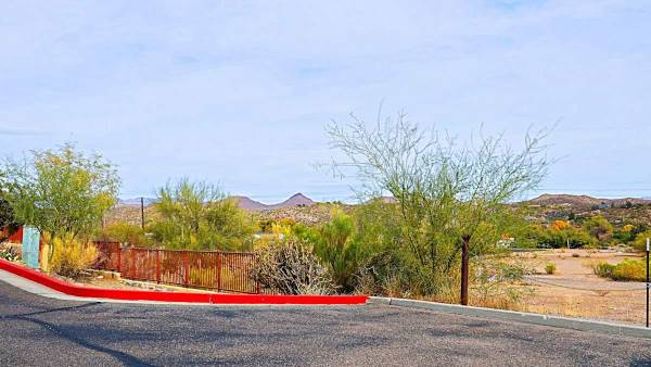 $1,525 / 2br - 973ft2 - Covered Parking, Extra Storage, Tile Floors, Cable Ready (Wickenburg)64047708862978121