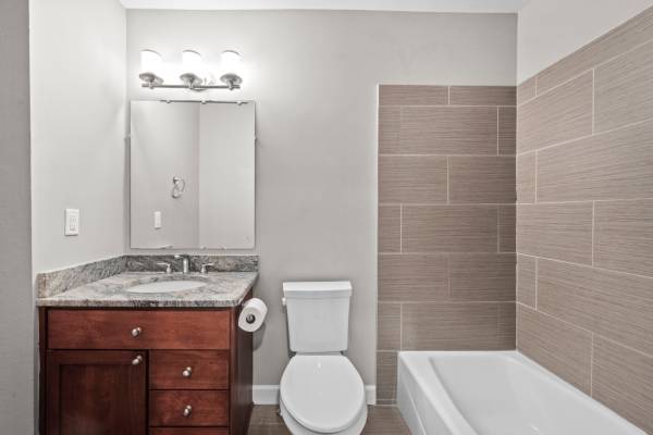 $2,195 / 3br - Royal Oak- Beautiful 3 Bedroom 2 Bath Unit Available Now! (Royal Oak)63926726345347123