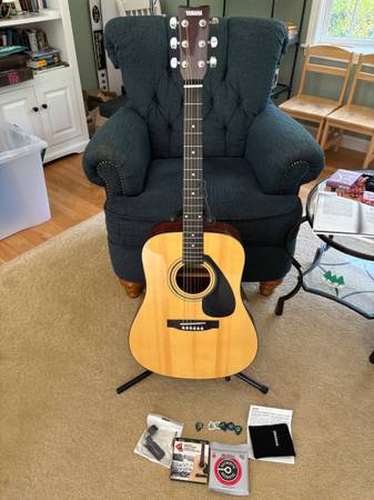 Yamaha FD01S Acoustic guitar w/ case and stand - musical
