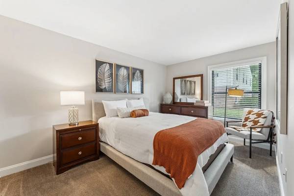 $1,070 / 1br - 800ft2 - Located on the lively James Island (Charleston)64015947910659122
