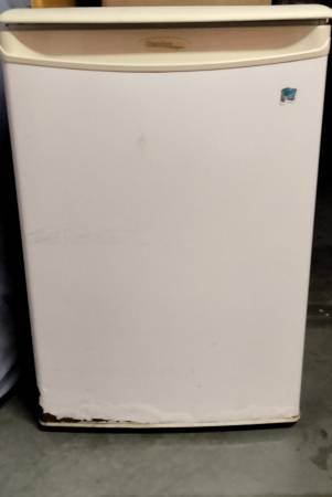 MINI REFRIGERATOR - MINI FRIDGE - DANBY - WORKS GOOD 1